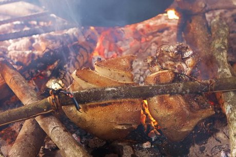 Thịt lợn cắp nách nướng than, món ngon khó cưỡng ở Sapa